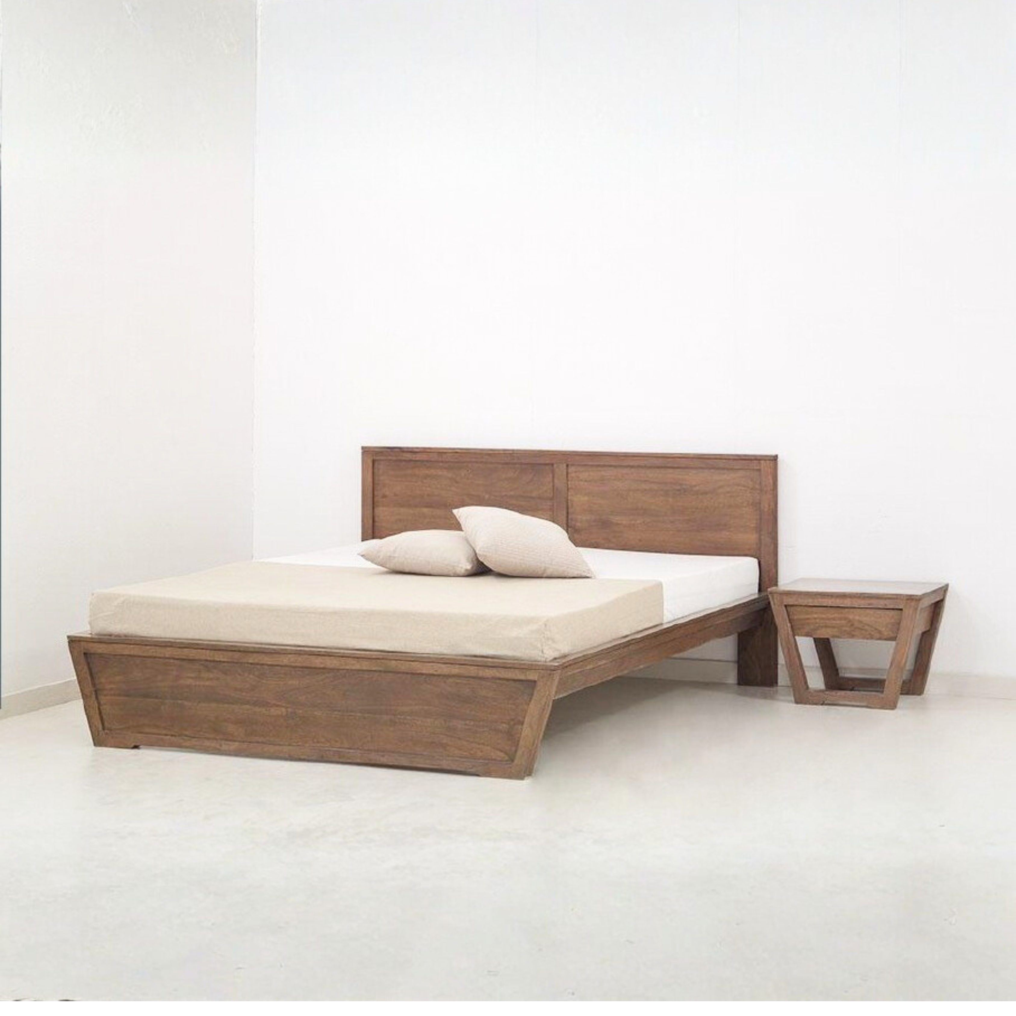 ARENA KING BED R 1610 ASHLEY LHB & GREY ARENA